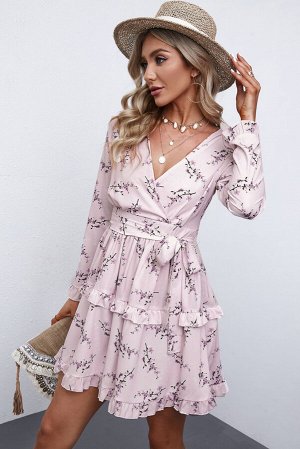 Розовое платье с запахом и цветочным принтом