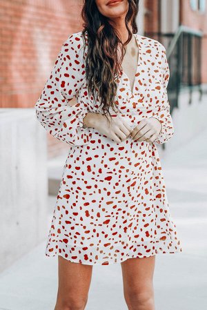 Белое платье в красную крапинку с V-образным вырезом