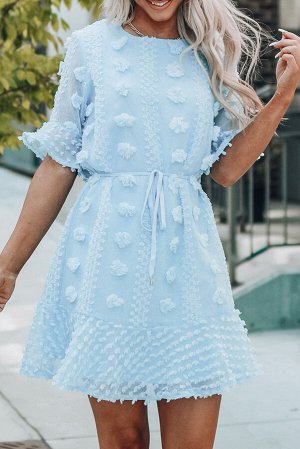Небесно-голубое мини-платье в швейцарский горошек с прозрачными рукавами и завязкой на талии