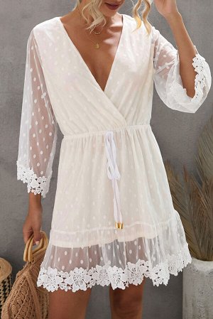 Белое многослойное платье в горошек с завязкой на талии и запахом с кружевной отделкой