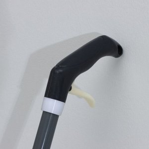 Швабра для мытья пола с распылителем Доляна, насадка из микрофибры 40x10 см, металлическая ручка 124 см, цвет МИКС