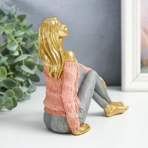 Сувенир полистоун "Девушка в розовом свитере, сидит" 15х5,5х13,5 см