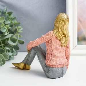 Сувенир полистоун "Девушка в розовом свитере, сидит" 15х5,5х13,5 см