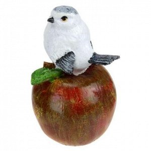 Скульптура-фигура для сада из полистоуна "Птичка на яблоке" 9х18см, новогодняя (Россия)