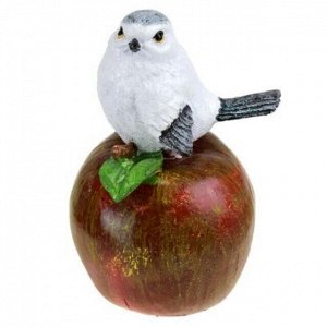 Скульптура-фигура для сада из полистоуна "Птичка на яблоке" 9х18см, новогодняя (Россия)
