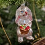Кролик серебристый с корзинкой с ягодами (стекло) 5,7х5х10см