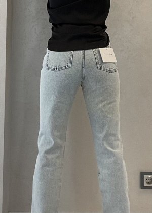 Джинсы Джинсы отличного качество ! джинса плотная. Высокая талия. Полноразмерные, на фото девушка 40 размера на ней 25 размер! Идут на высокий рост от 170 и выше. 
26 размер ( российсуий 42-44) 
28 ра