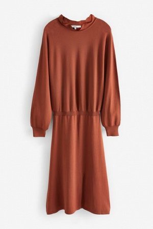 Ржаво-коричневое трикотажное платье-свитер с воротником с рюшами