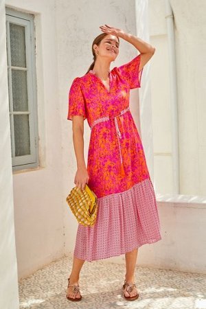 Розовое платье миди с цветочным узором и разрезом на горловине