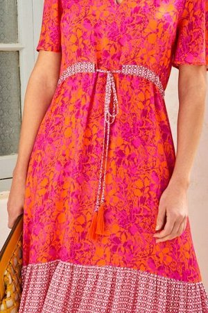 Розовое платье миди с цветочным узором и разрезом на горловине
