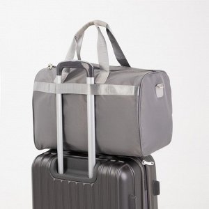 Сумка дорожная на молнии, наружный карман, длинный ремень, держатель для чемодана, цвет серый