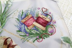Набор для вышивания крестиком на канве от торговой марки «Жар-Птица» М-725 «Рукодельные штучки. Бобины».