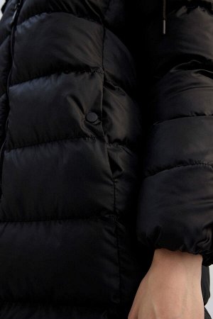 Водоотталкивающее надувное пальто с капюшоном