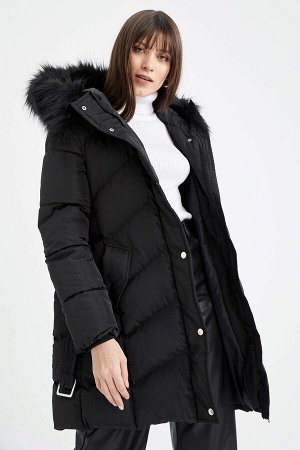 Утепленное водонепроницаемое пальто с капюшоном из искусственной овчины