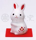 MATSUMOTO - белый кролик на красной подстилке