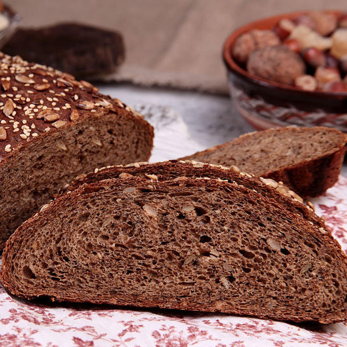 Черный хлеб простой рецепт. Хлеб. Черный хлеб. Ржаной хлеб домашний. Черный ржаной хлеб.