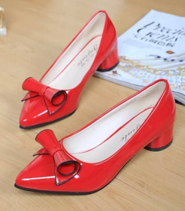 Красные туфли в школу. Красные туфли. Красные туфли на каблуке. Красные туфли на невысоком каблуке. Красные лаковые туфли на низком каблуке.