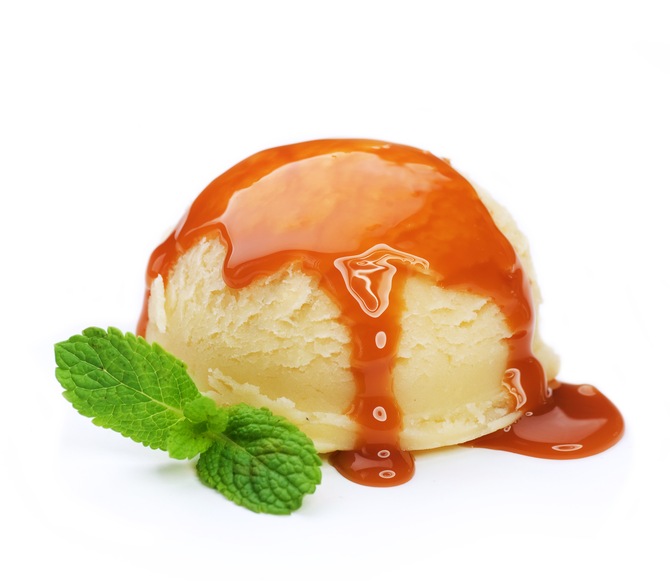 Шарик мороженого с топпингом