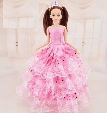 Кукла в нарядном розовом платье с кружевами