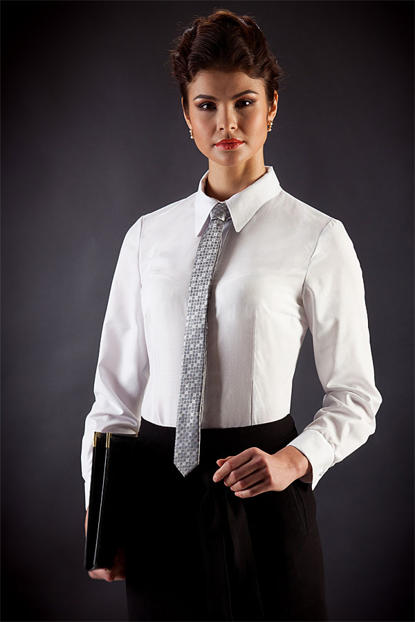 Женский вариант б. Белая блузка. Женский галстук. Классическая блузка женская. Блузка с галстуком.