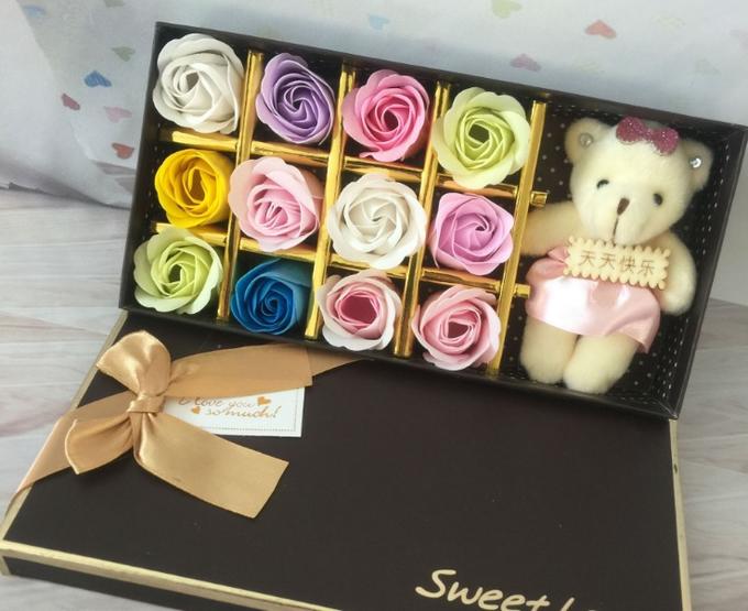 Розы из мыла 12 штук + игрушка Медведь в комплекте + подарочная коробка