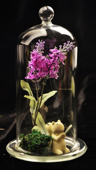 Декоративный цветок на подставке со стеклянной крышкой