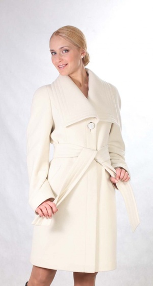 Дешевле СП: Новое светло-коричневое демисезонное пальто Соната, 52 р во Владивостоке
