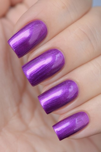 Перламутровый фиолетовый. Лак фиолетовый перламутр. Перламутровый сиреневый лак для ногтей. Перламутровый фиолетовый лак. Перламутровый лак для ногтей фиолетовый.