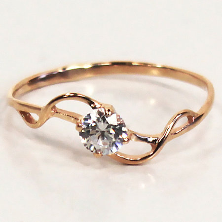 Золотое кольцо ставрополь. Золотые кольца для девушек. Кольцо с камнем золотое женское. Красивые недорогие кольца. Золотое кольцо с камушком для девушки.
