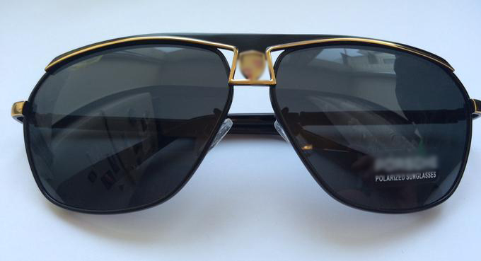 Поляризованные очки в черной оправе с золотыми вставками