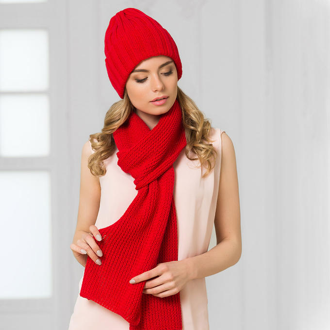 Красное платье с шарфиком