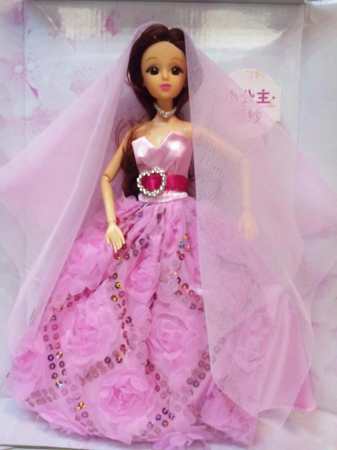 Кукла в розовом свадебном платье с фатой