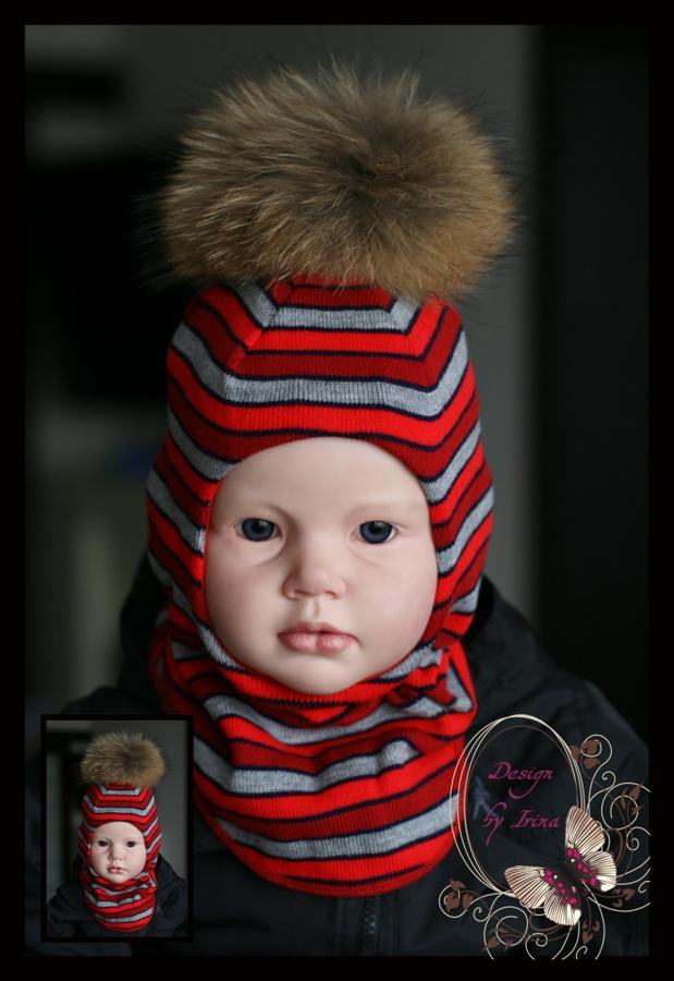 Шлем для мальчика в красно-серую полоску помпон из натурального меха енота