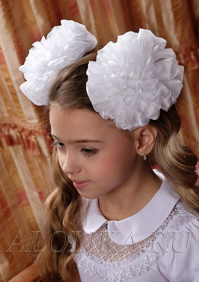 Прическа для первоклассницы. Первоклашка с бантами. Резинка для волос с бантом. Банты в первый класс. Школьные батники для девочек.