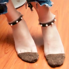 Короткие прозрачные носки мысок и пятка с люрексом декорированные бусинами
