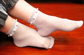 Короткие полупрозрачные носки с люрексом декорированны бусинами
