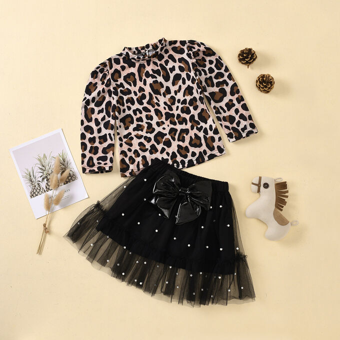 Костюм: леопардовая кофта и черная юбка