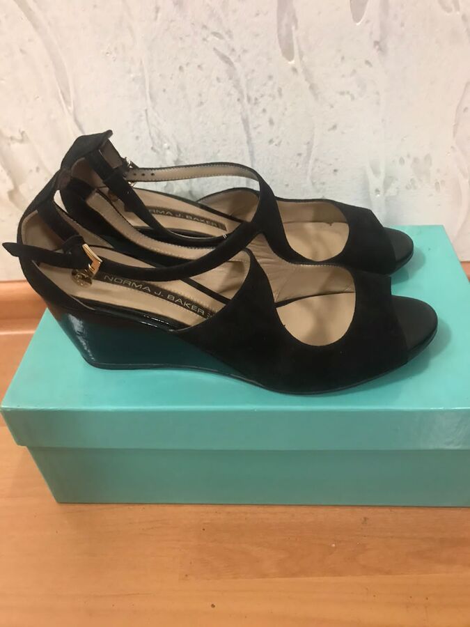 Продам шикарные замшевые босоножки N*ORMA J. B*AKER