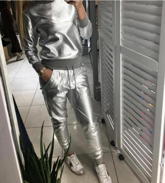 Блестящий спортивный костюм