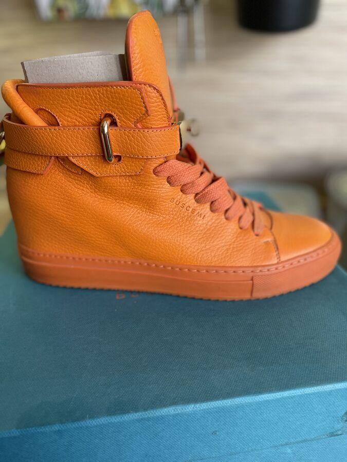 Продам кроссовки фирмы Buscemi
