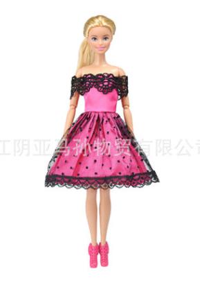 Платье розовое с черными кружевами
