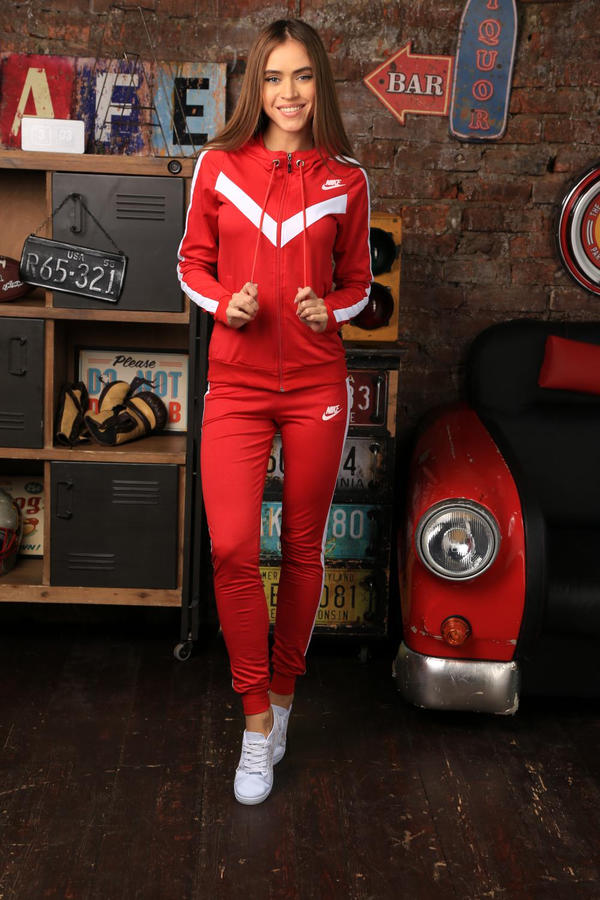 Девушка в красном спортивном костюме
