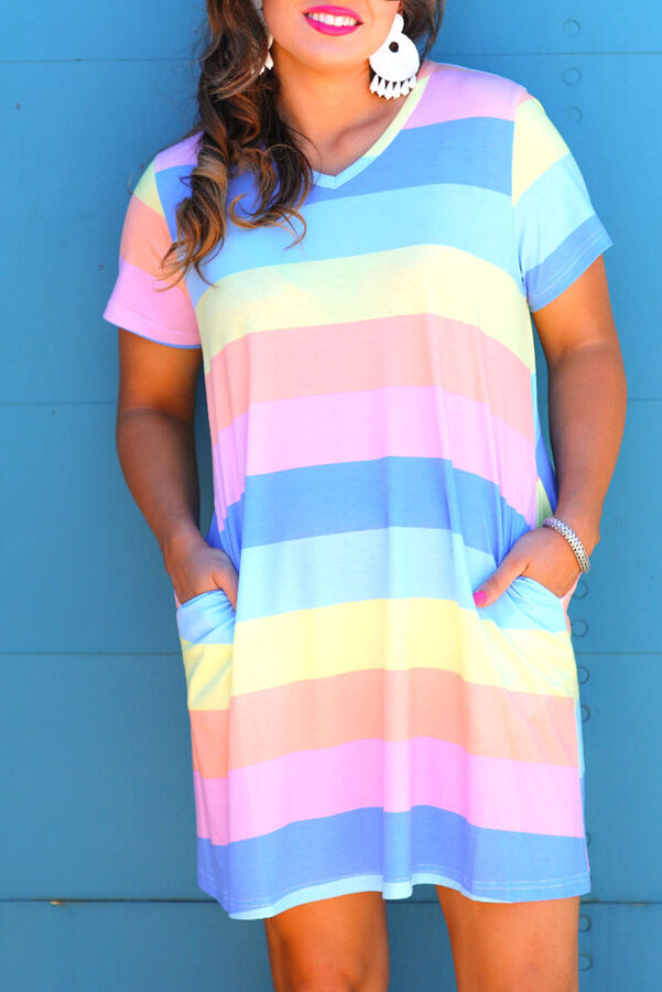 VitoRicci Голубое полосатое платье-футболка с V-образным вырезом и карманами