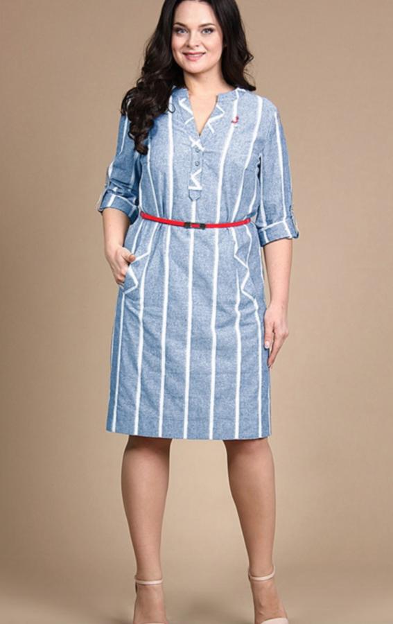 Платье свободного силуэта с небольшими разрезами по бокам (4,5 см).