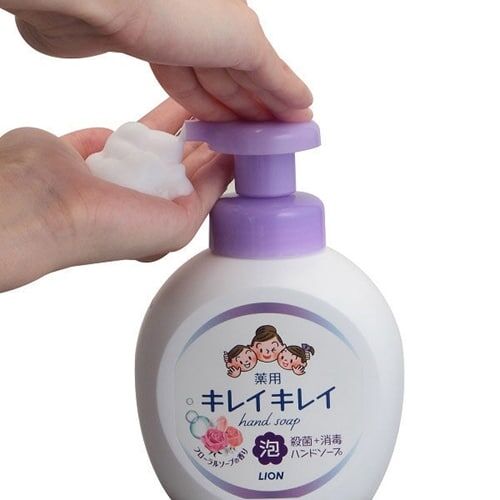 LION Kirei Kirei Пенное мыло для рук с ароматом цветов