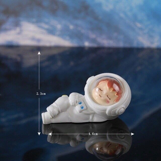 Космонавт лежит мини-фигурка 2,3*4,6см