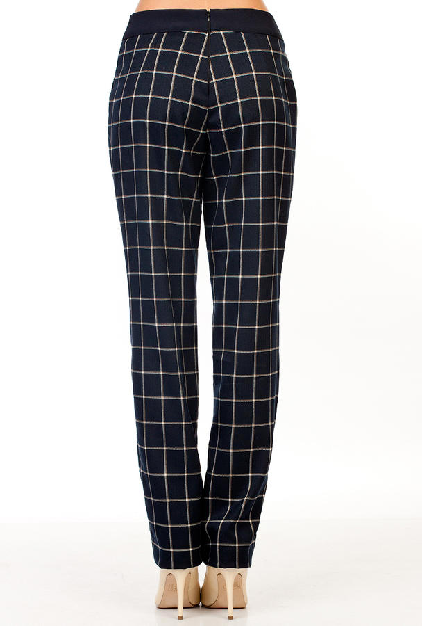 Женские клетчатые брюки 2023. Брюки в клетку женские. Штаны в клетку женские черные. Штаны в клетку черно белые. Штаны в клетку женские.