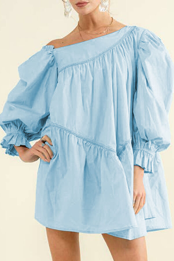 VitoRicci Голубое ассиметричное платье-сорочка с открытым плечом