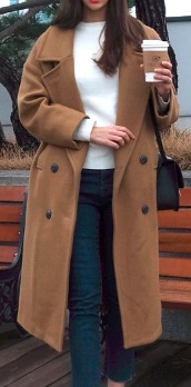Утепленное длинное двубортное пальто с лацканами Цвет: СВЕТЛО-КОРИЧНЕВЫЙ