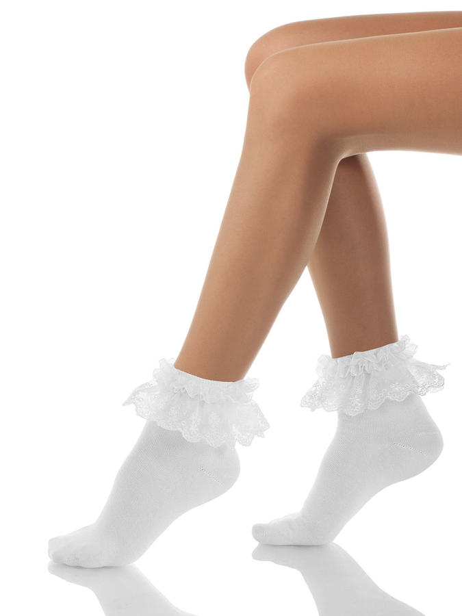 Девочки в белых носках